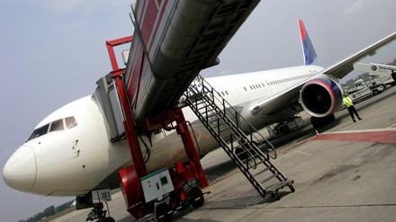 Von einer solchen Boeing 767 fiel die Rutsche herab - hier eine Maschine der Fluggesellschaft Delta Air Line auf dem Berliner Flughafen Tegel im Jahr 2005.