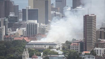 Rauch steigt aus dem südafrikanischen Parlament in Kapstadt auf.