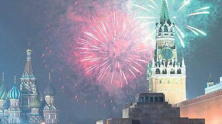 Hunderttausende versammelten sich auf dem Roten Platz in Moskau, um mit großem Feuerwerk das neue Jahr zu feiern.