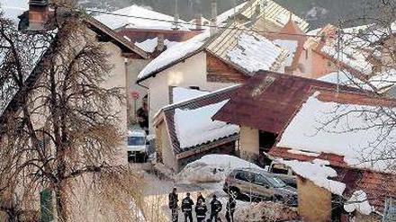 Tod in alpenländischer Idylle. Polizisten am Donnerstag in dem Dorf Daillon. Foto: Reuters