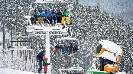 Ab auf die Piste. Vor allem Skifreunde freuen sich über reichlich Schnee in den Mittel- und Hochgebirgen.