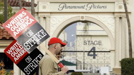 Streikende Film- und Fernsehautoren demonstrieren 2008 vor den Paramount Studios in Los Angeles (Symbolbild).