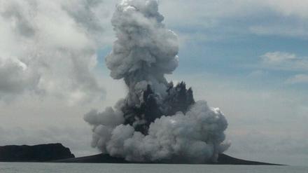 Eine Aschewolke und Gase steigen nach dem Ausbruch eines unterseeischen Vulkans im Inselreich Tonga auf.
