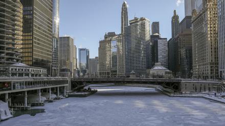 Eine Eisschicht bedeckt den Chicago River. Millionen Menschen in den USA müssen sich auf extreme Temperaturen einstellen. 