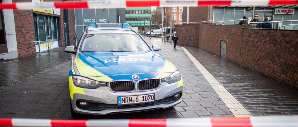 Ein Polizeiwagen hinter Absperrband auf dem Berliner Platz in Bottrop, wo sich einer der Vorfälle ereignete.