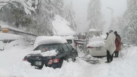 Die heftigen Schneefälle machten zahlreiche Straßen von Murree rund 70 Kilometer von Islamabad unpassierbar.