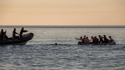 Migranten versuchen die spanische Exklave Ceuta in Nordafrika zu erreichen. (Archivbild)