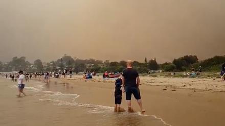 Menschen am Strand von Batemans Bay in Australien