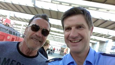 Nachdem ihn die Polizei beim Radfahren im Münchner Hauptbahnhof stoppte, tat der Schauspieler Arnold Schwarzenegger mit einem Selfie mit der Polizei Buße.  