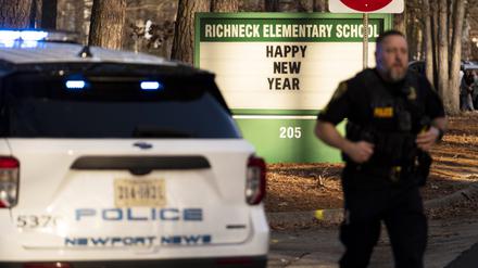 Ein sechsjähriger Schüler hat in seiner Grundschule im US-Bundesstaat Virginia auf seine Lehrerin geschossen.