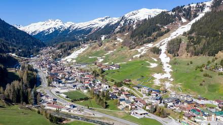 Im österreichischen St. Anton wurden 96 Skitouristen angezeigt, die sich dort entgegen der Corona-Regeln aufhielten.
