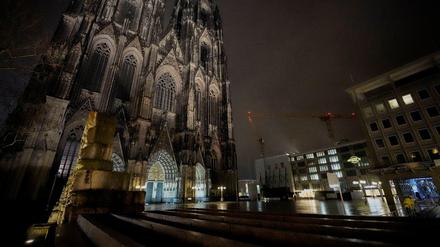 Stille am Dom: Blick auf Treppe und Vorplatz des Kölner Doms um 0.30 Uhr am 1. Januar dieses Jahres.
