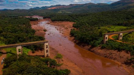 Eine Eisenbahnbrücke, die in Folge des Dammbruchs in Brasilien zerstört wurde.
