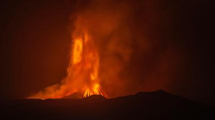 Lava bricht aus einem Krater des Vulkans Ätna, des größten aktiven Vulkans in Europa.