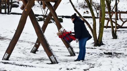 Winter in Berlin. Eine dünne Schneedecke lag am Dienstag im Volkspark Friedrichshain.  