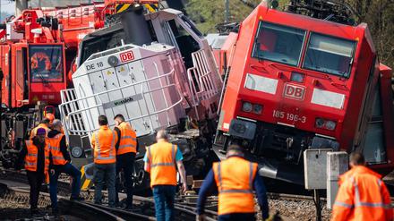 Verunglückte Loks, die am Mittwochabend kollidiert waren, blockieren die Gleise bei Wolfsburg.