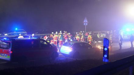 Rettungskräfte sind auf der Bundesstraße B27 nach dem Zusammenstoß mehrerer Fahrzeuge im Einsatz.