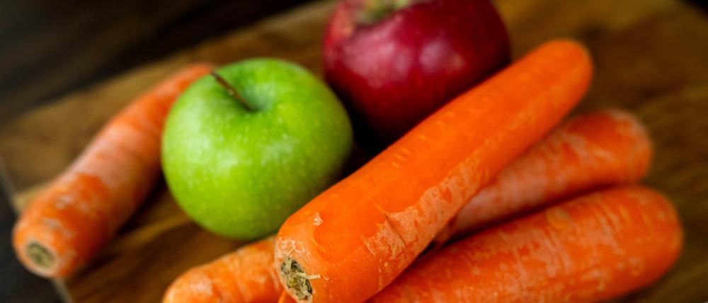 Karotten werden geschält.  Für eine gesunde und nachhaltige Ernährung betont die Deutsche Gesellschaft für Ernährung (DGE)  in ihren neuen lebensmittelbezogenen Empfehlungen und im DGE-Ernährungskreis die pflanzlichen Lebensmittel stärker.