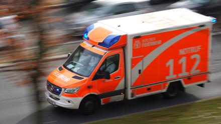 Rettungswagen der Berliner Feuerwehr auf Einsatzfahrt.