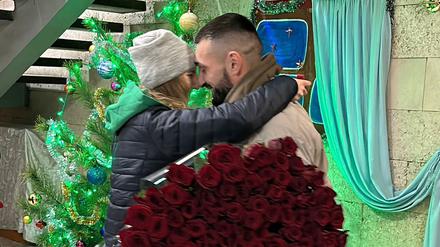 Die ukrainische Ärztin wird mit einem Heiratsantrag überrascht.