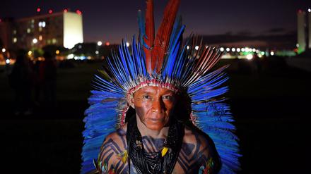 Im Angesicht des Untergangs. Ein indigener Brasilianer demonstriert vor dem Sitz des Nationalkongresses in der Hauptstadt Brasilia 2019.