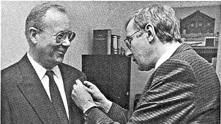 Staatlich geehrt: Verkehrssenator Herwig Haase (CDU) heftet Hans von Przychowski 1992 das Bundesverdienstkreuz ans Revers.                                                               
