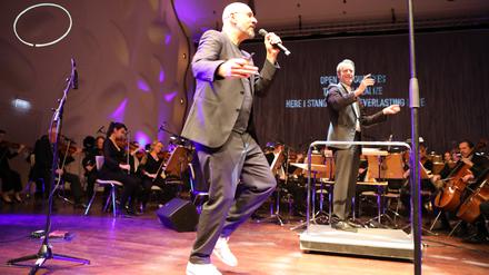 Sowohl Nikolaisaal Potsdam wie auch Filmorchester Babelsberg sind am neuen Theaterrahmenvertrag beteiligt. Beide stemmten 2022 unter anderem gemeinsam „Sing dela Sing“ mit Cem Arnold Süzer.
