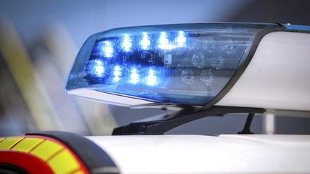 16.06.2023, Wülfrath Kreis Mettmann, Feuerwehreinsatz wegen einem Brand in einem Gewerbegebiet. Blaulicht in Nahaufnahme