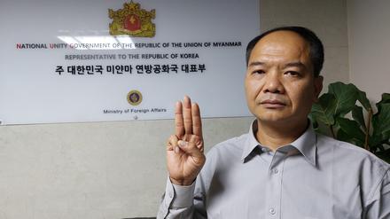 Yan Naing Htun, Quasi-Botschafter der demokratischen Diaspora Myanmars in Südkorea, steht vor einem Schild der Repräsentanz in Incheon.