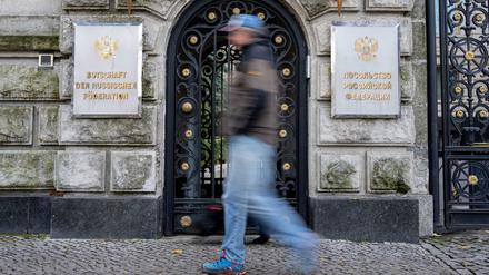 Ein Passant geht an einem Eingangstor der russischen Botschaft in Berlin vorbei. 