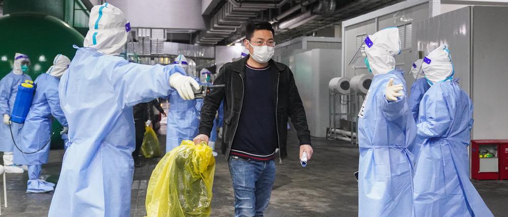 Ein Patient, der sich mit dem Coronavirus infiziert hat, während der Corona-Pandemie im ostchinesischen Shanghai. 