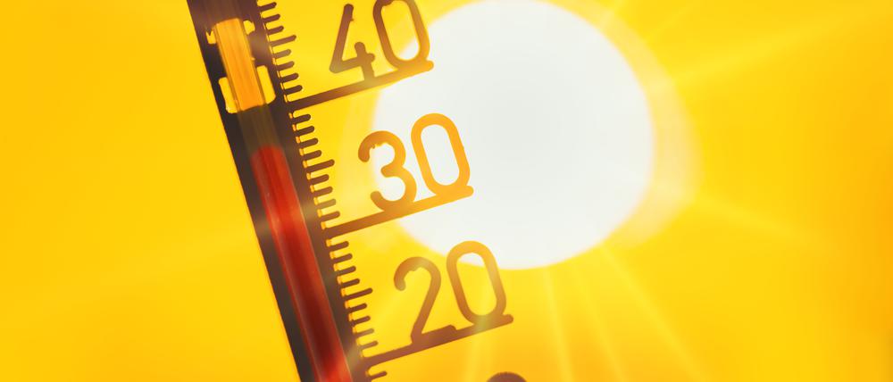 Thermometer bei über 30 Grad Celsius vor der Sonne. (Symbolfoto)