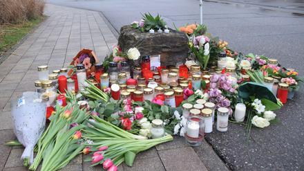 Blumen und Kerzen zum Gedenken an das Opfer liegen vor einer Schule. Bei der Gewalttat in der Schule ist nach Angaben der Polizei eine Schülerin von einem Schüler getötet worden.