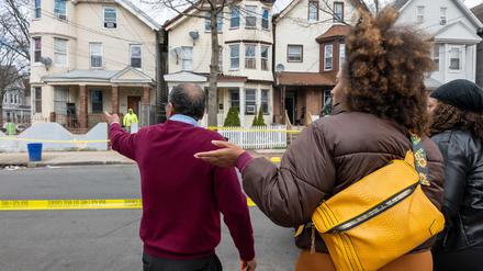 Auch in Newark, New Jersey, mussten Menschen ihre Häusern verlassen, die bei dem Erdbeben beschädigt worden sind.