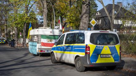 Vor der Iranischen Botschaft steht ein Protestcamp von Aktivisten, die gegen das Iranische Regime demonstrieren. Unbekannte haben Ende Oktober einen Wohnwagen vor der iranischen Botschaft angegriffen, der als Mahnwache genutzt wurde.