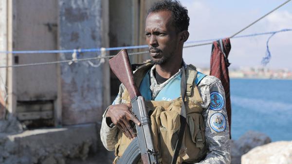 Schwerer Kampf:: Ein Mitglied der Puntland Maritime Police Force, einer Sicherheitsgruppe aus Somalia, die Piraterie, illegale Fischerei und andere illegale Aktivitäten vor der Küste Somalias verhindern will.