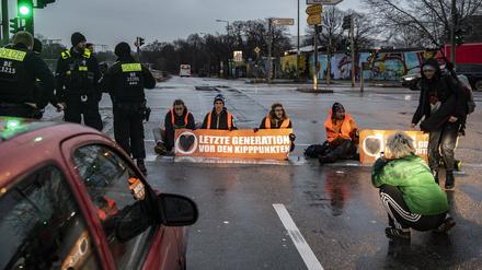 Aktivisten der Umweltschutz-Gruppe „Letzte Generation“ blockieren die Ausfahrt der Stadtautobahn an der Beusselstraße. 