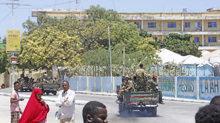 Somalische Sicherheitskräfte patrouillieren in der Nähe des SYL-Hotels in der Hauptstadt Mogadischu.
