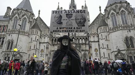 21.02.2024, Großbritannien, London: Ein Demonstrant steht vor den Royal Courts of Justice in London. Die Anwälte von Julian Assange sind dabei, ihre letzte juristische Anfechtung in Großbritannien vorzubringen, um die Auslieferung des WikiLeaks-Gründers in die Vereinigten Staaten zu verhindern, wo er wegen Spionage angeklagt werden soll. Der 52-Jährige kämpft seit mehr als einem Jahrzehnt gegen seine Auslieferung, davon sieben Jahre im Selbst-Exil in der ecuadorianischen Botschaft in London und die letzten fünf Jahre in einem Hochsicherheitsgefängnis. Foto: Kin Cheung/AP/dpa +++ dpa-Bildfunk +++