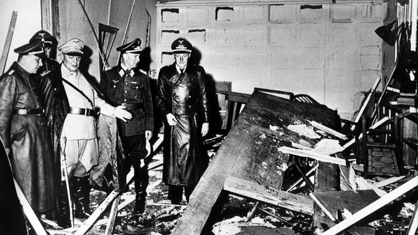 Reichsmarschall Hermann Göring (helle Uniform) und Martin Bormann (l.), begutachten die Zerstörung in der Karten-Baracke im Führerhauptquartier Rastenburg am 20. Juli 1944.