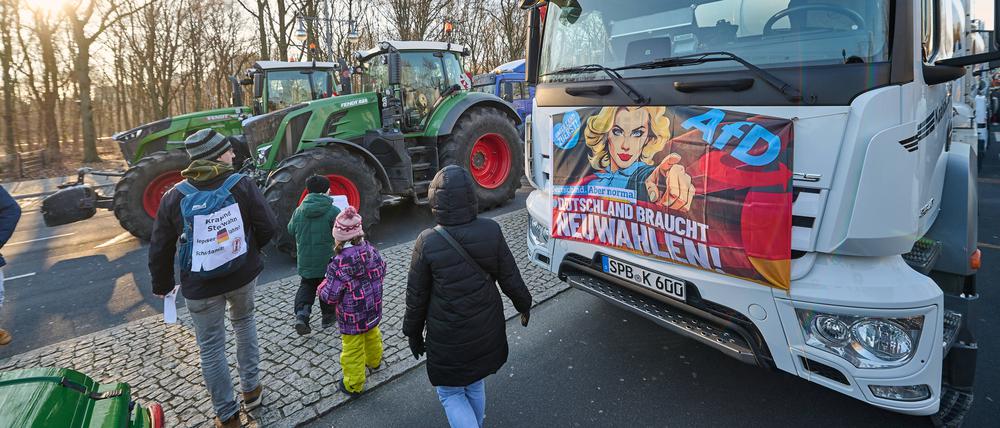 Bauernproteste in Berlin Anfang 2024. Nicht wenige Fahrzeuge zeigten AfD-Plakate.