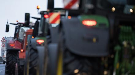 Traktoren fahren zu einer Protestdemonstration am Brandenburger Tor Richtung Innenstadt. Auch aus Reinickendorf machten sich Landwirte auf den Weg. (Symbolbild)