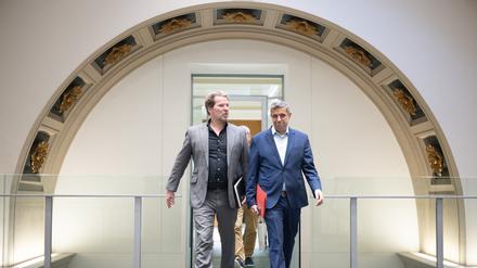 Dirk Stettner (l), Vorsitzender der CDU-Fraktion im Abgeordnetenhaus von Berlin, und Raed Saleh, Vorsitzender der SPD-Fraktion.