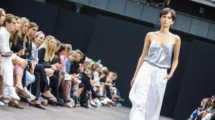 Models zeigen Kreationen des Labels BOBKOVA auf der Mercedes-Benz Fashion Week im Telegraphenamt anlässlich der Berlin Fashion Week