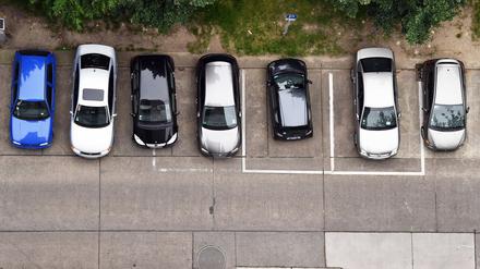 Parkende Autos in Berlin-Mitte.