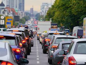 Autos stauen sich im Berufsverkehr auf dem Berliner Kaiserdamm stadteinwärts. 