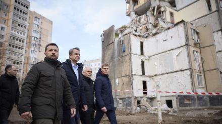  Auf diesem vom Pressebüro des ukrainischen Präsidenten zur Verfügung gestellten Foto gehen Wolodymyr Selenskyj (l), Präsident der Ukraine, und Kyriakos Mitsotakis (M), Ministerpräsident von Griechenland, durch ein von einem russischen Angriff beschädigtes Wohngebiet. 