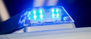 Ein Blaulicht leuchtet auf dem Dach eines Polizeiwagens. (Symbolbild)