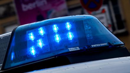 ARCHIV - 01.05.2019, Berlin: Ein Polizeiauto fährt mit Blaulicht über eine Straße (zu dpa: «44-Jähriger von Gruppe in Neukölln ausgeraubt und verletzt») Foto: Monika Skolimowska/dpa-Zentralbild/dpa +++ dpa-Bildfunk +++