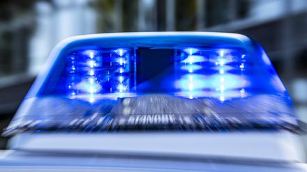 ILLUSTRATION - 28.09.2021, Nordrhein-Westfalen, Gütersloh: Das Blaulicht an einem Polizeiwagen ist eingeschaltet. (zu dpa: «Auffahrunfall auf A8 - Ein Toter und ein Schwerverletzter») Foto: David Inderlied/dpa +++ dpa-Bildfunk +++